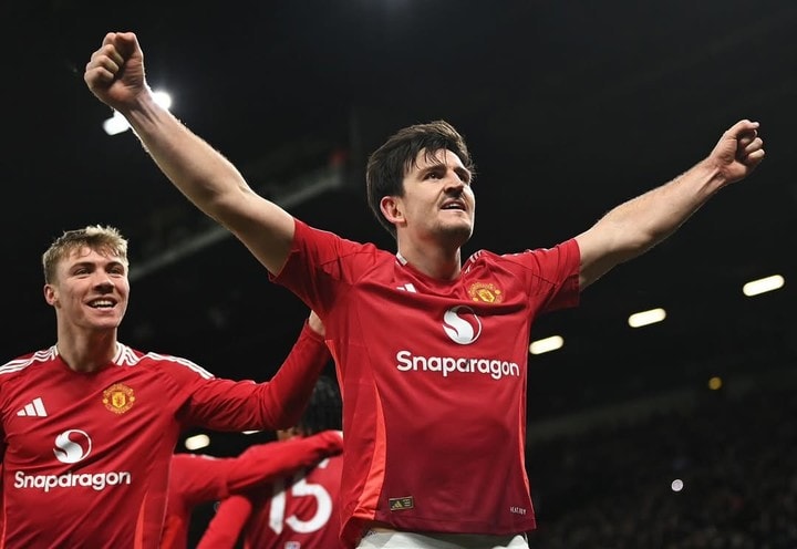 "주급 깎고서라도 맨유에 남고 싶습니다"...'인간 승리' 매과이어, 주장 박탈 설움 딛고 1년 재계약 유력→캐릭 감독도 신뢰 보내