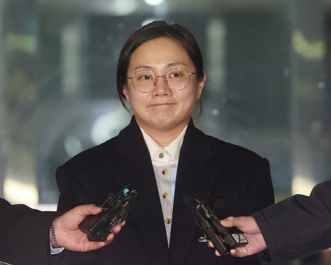`피의자` 박나래, 약 8시간 조사 후 귀가…"사실 아닌 부분 바로잡을 것"