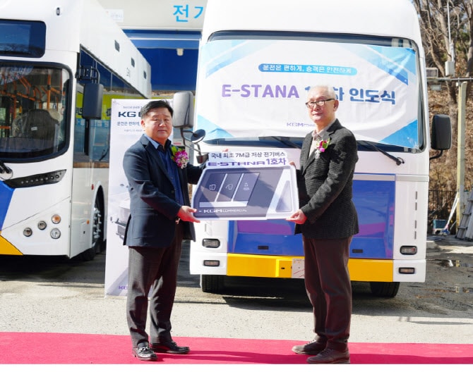 KGMC, 국내 최초 7m급 저상 전기버스 ‘이-스타나’ 1호차 인도