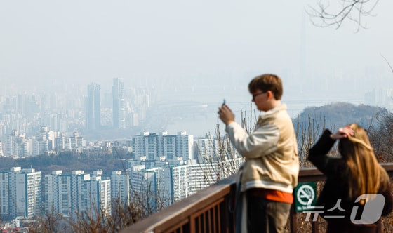2월 마지막 일요일 '낮 최고 21도'…전국 곳곳 황사 섞인 눈·비[오늘날씨]