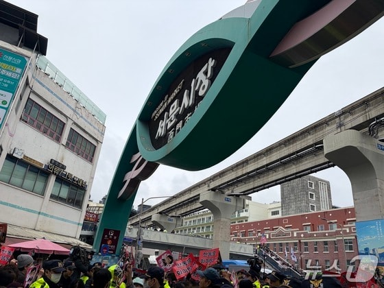 "배신자 용서 안 한데이" vs "왜 쫓아내노"… 보수의 심장 두 동강