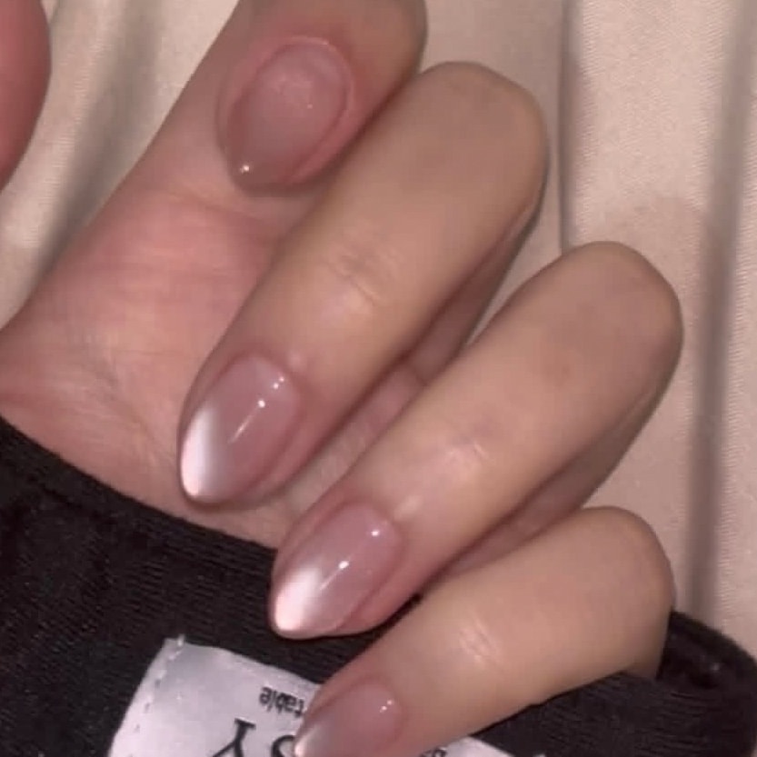 네일 뭐가 더 이뻐 ?