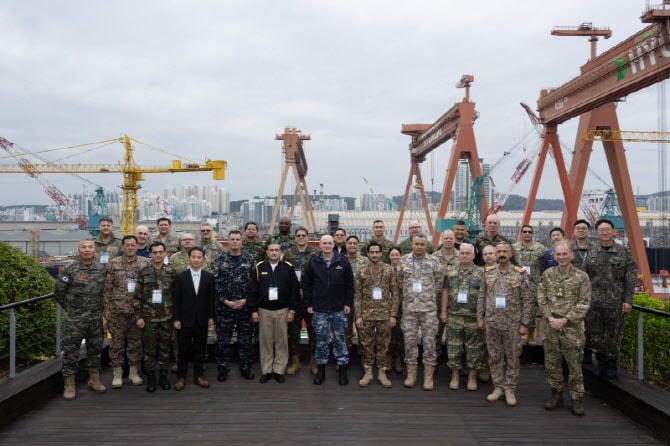 HD현대重, 25개국 주한 무관단에 글로벌 함정기술력 공개
