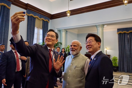 李대통령, 인도 생산 삼성 폴더블폰으로 모디·이재용과 '셀카'(종합)