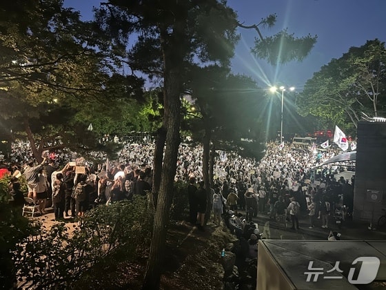 아이 안은 부모·학생까지 몰렸다…새벽 1시 개표소 앞 6000명 시위(종합2보)
